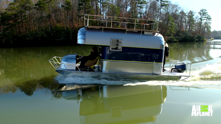 Vintage Camper Restored as a Boaterhome