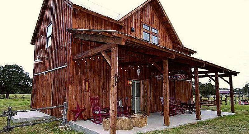 Charming Barn Home with a 10ft Open Porch - Rustic Living with Guests Coming Over