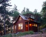 Peer into this 400-square-foot cabin's sunny kitchen ...