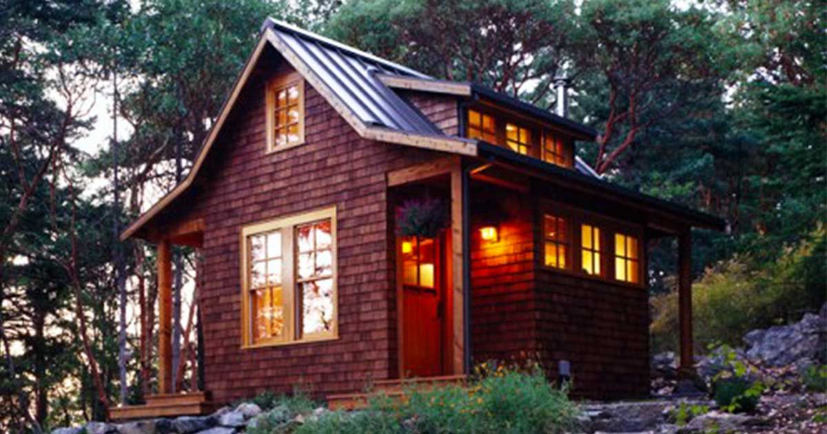 Peer into this 400-square-foot cabin's sunny kitchen ...