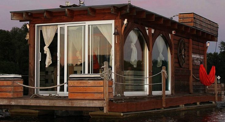 AirBNB Houseboat